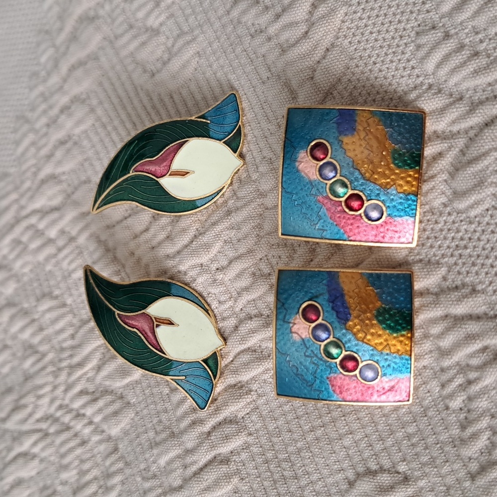 Pair of vintage earrings colorful